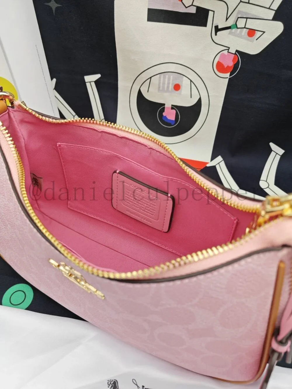 ๐๐Coach Teri Shoulder Bag In Signature Canvas With Charms pink - Picture 3 of 12
